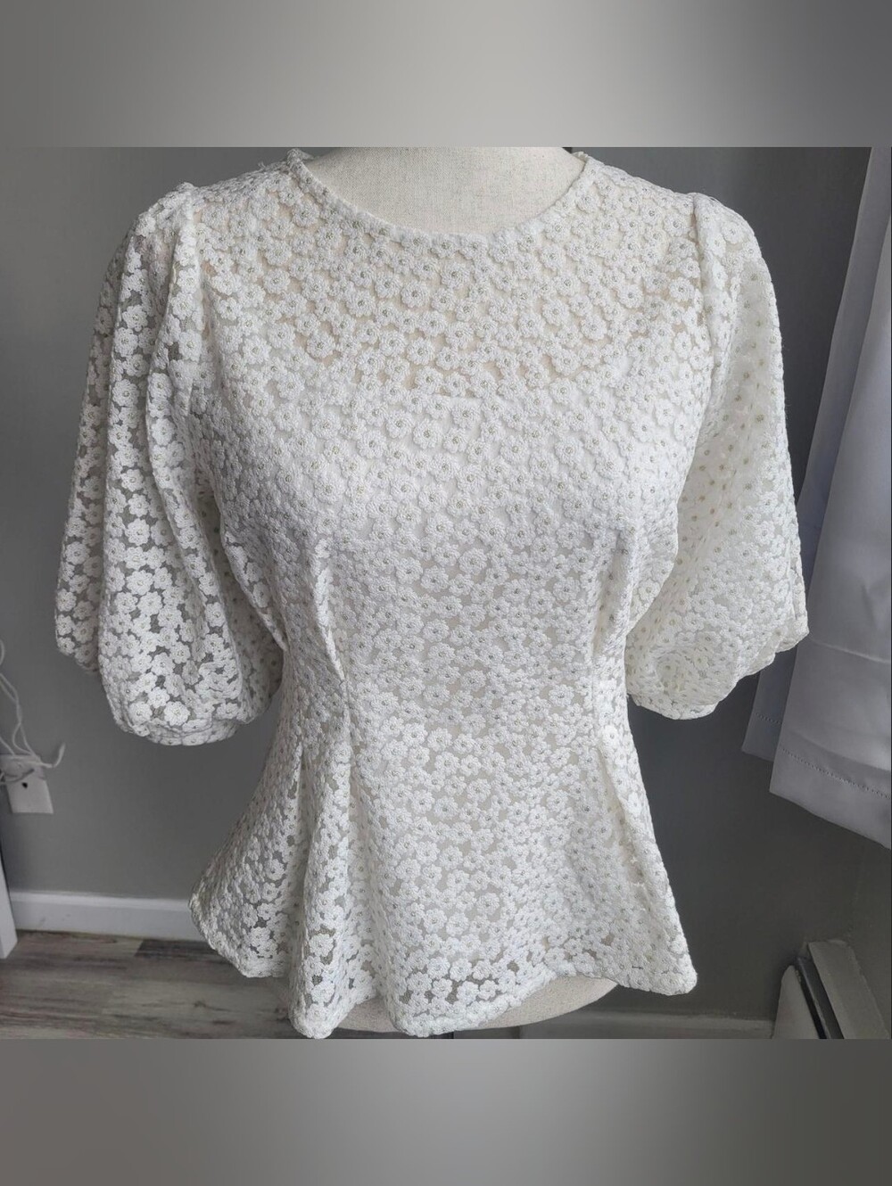 Gracia White Lace Peplum Blouse Puff Sleeve Floral Textured Top Size S